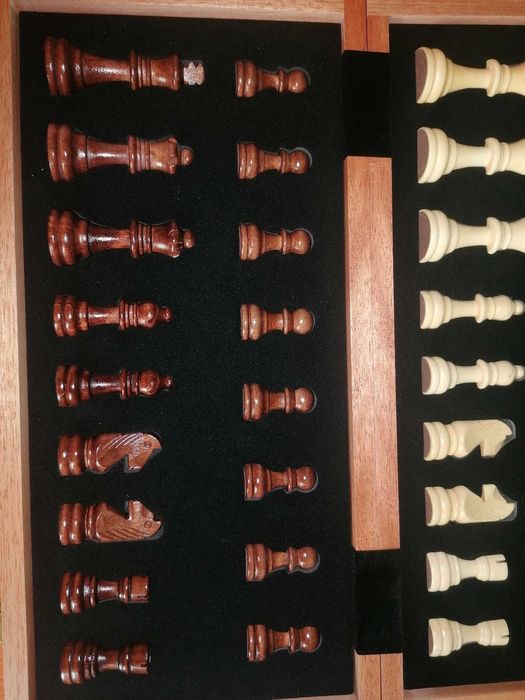 Шахматен комплект от масивно дърво