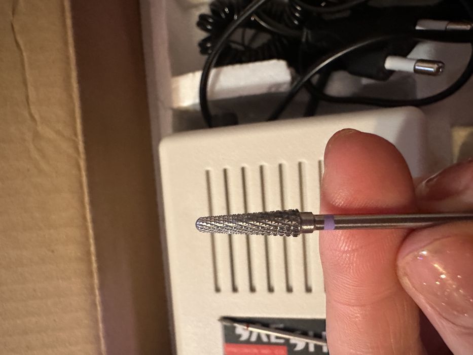 Машинка для маникюра вместе с фрезами