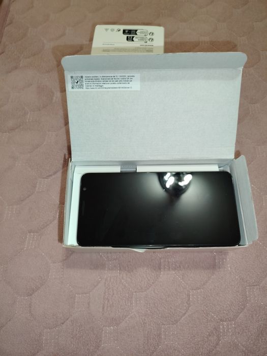 Telefon TCL nou nouț