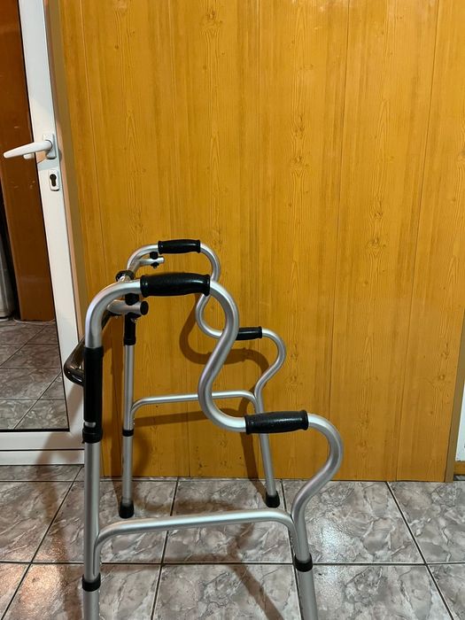Vând cărucior și cadru pentru persoane cu dizabilități