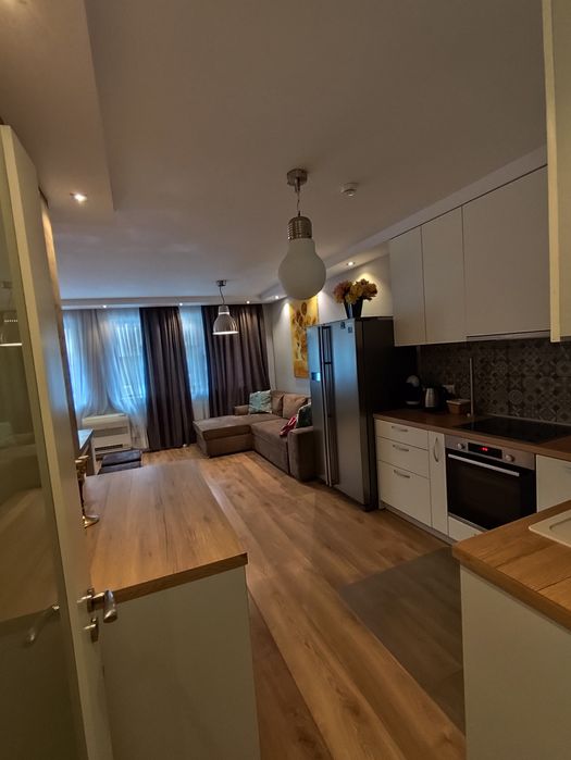 Дава се под наем Тристаен апартамент в Варна, Гръцка махала - 120 кв.м за 1275 € - Снимка #2