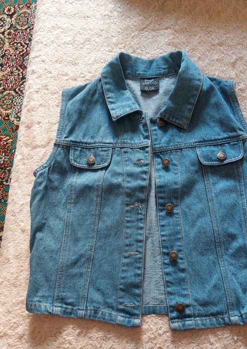 Жилетка джинсовоя б/у в хорошем состоянии