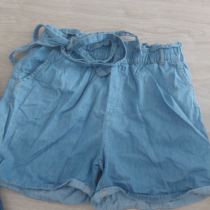Pantaloni scurti cu talie inalta
