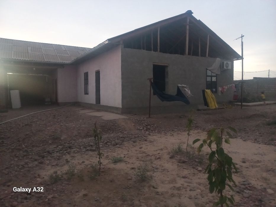 Yangi uchaska 2 oylaga muljallangan 2 darvoza 8 ta xona sharoyit bor