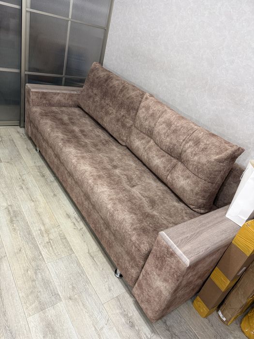 Мебель диван и стол трюмо