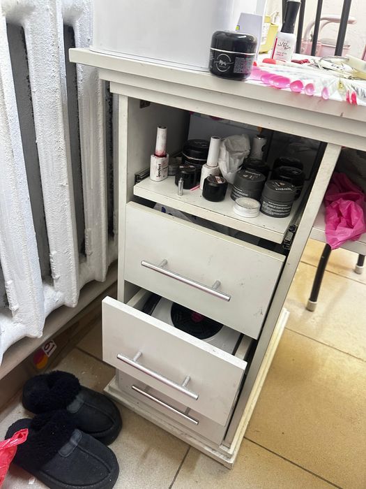 Продам маникюрный столик и кресло