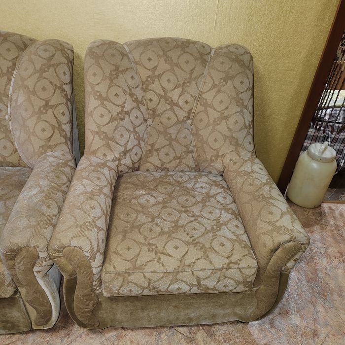 Продам угловой диван с креслом.