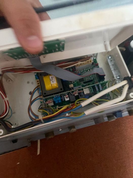 Vand doua centrale una motan si ala milemiu