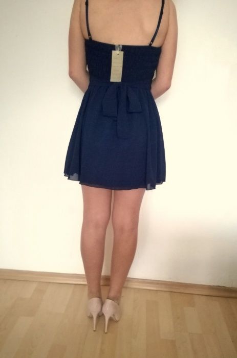 Къса тъмносиня рокля