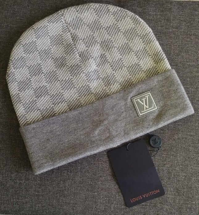Това шапка Louis vuitton сива.Цена - 22.99евро.