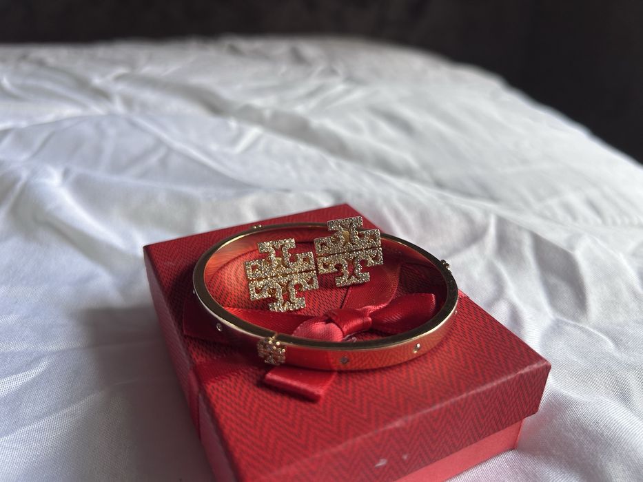 Обеци и гривта Tory Burch