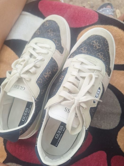 Vând adidași Guess originali