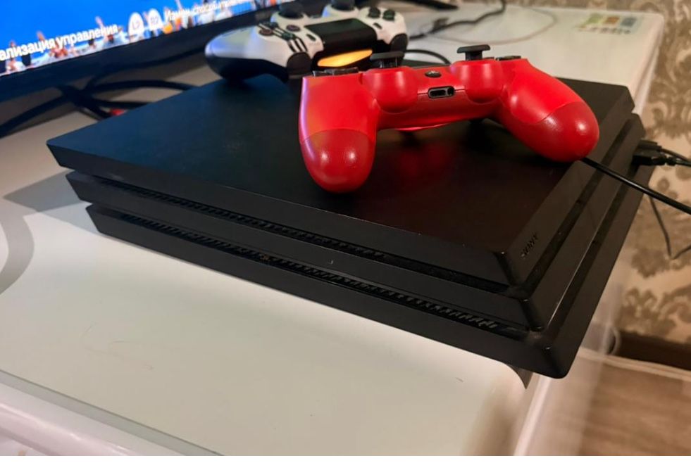 Продам PS 4 Pro 1 Tb