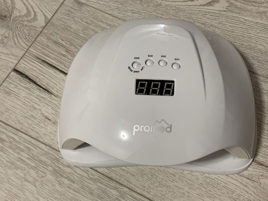 Vand produse pentru manichiura si pedichiura, cu tot cu masa