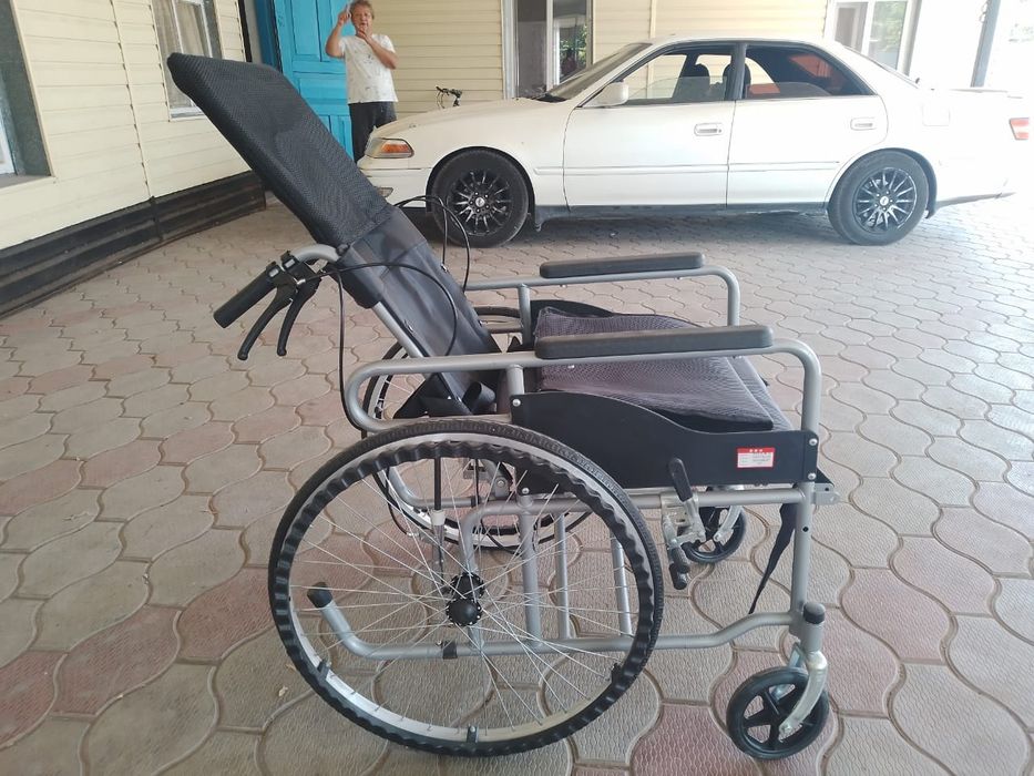 Продам инвалидную коляску новую