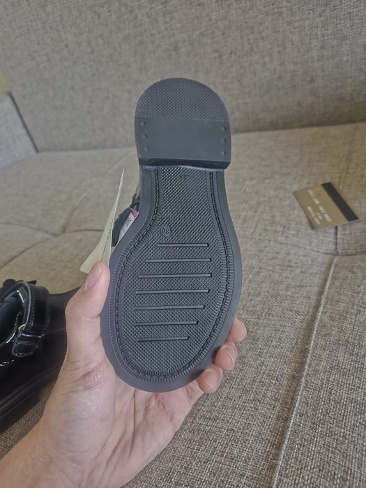 Продам качественные школьные туфли на девочку.