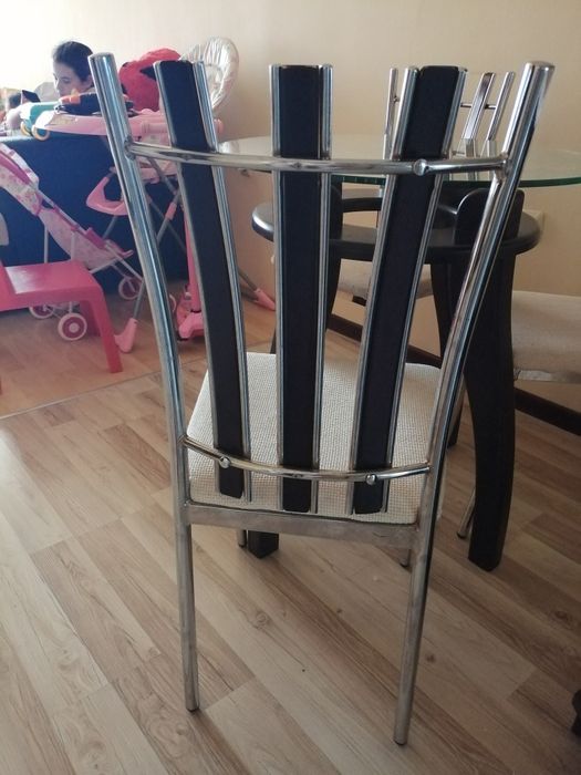 Кръгла маса с 3 стола