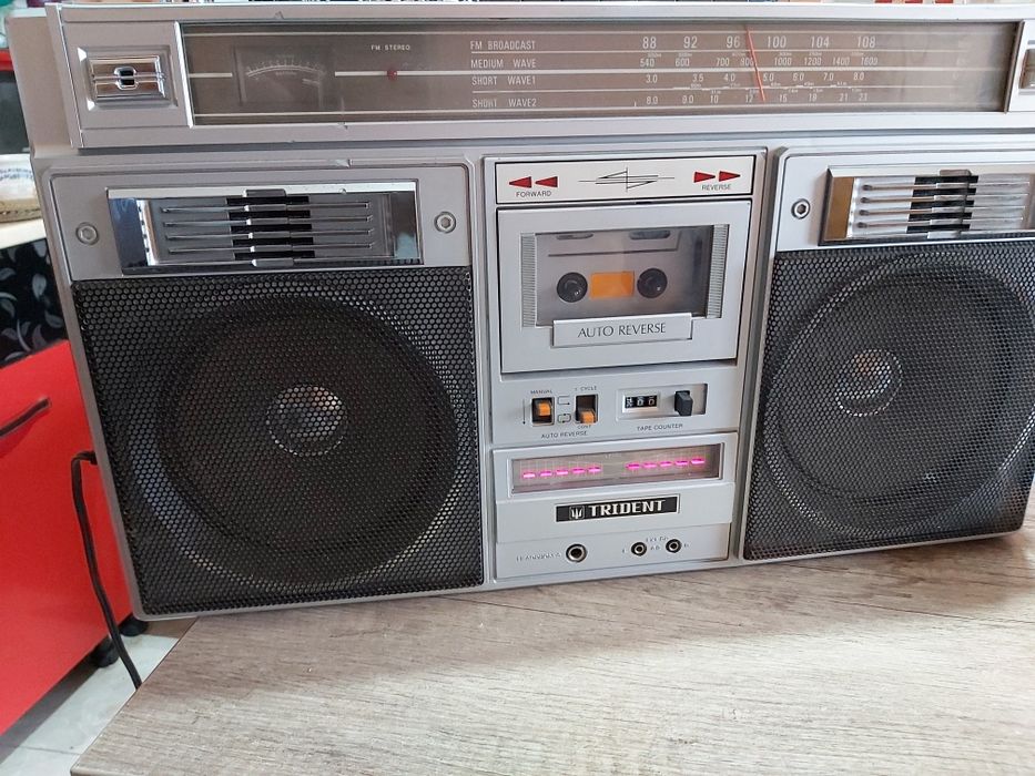 Vând casetofon Trident