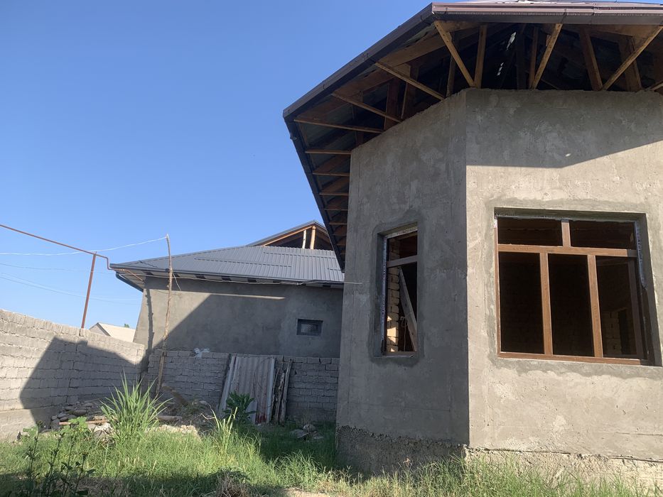 Uy sotiladi Uchastka yangi qurilgan uy