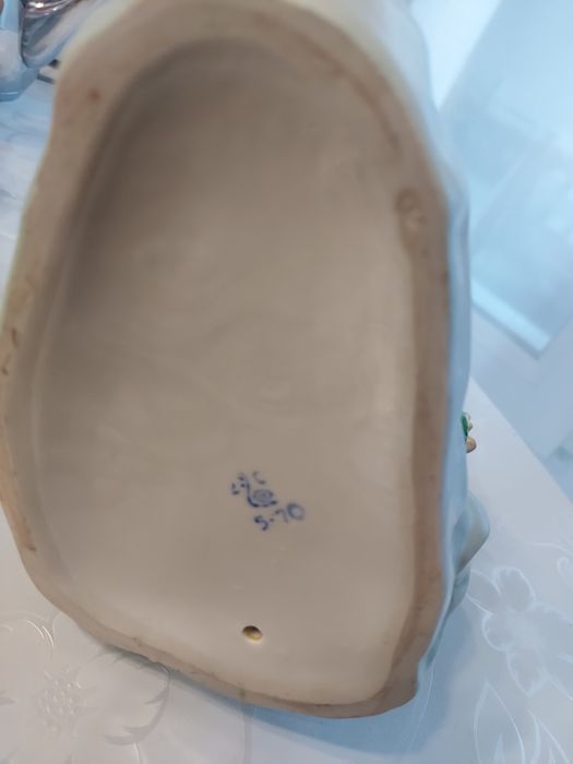 Фарфоровая статуэтка Девушка с цветком