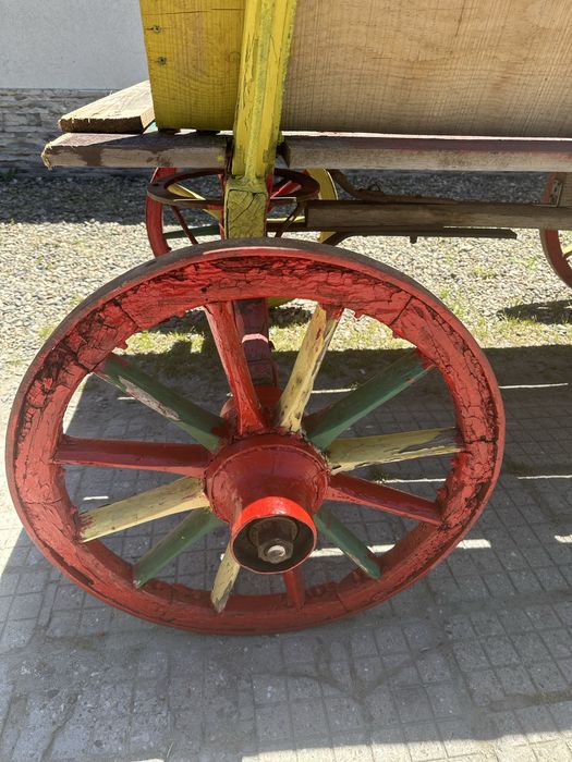 Декоративни дървени каручки