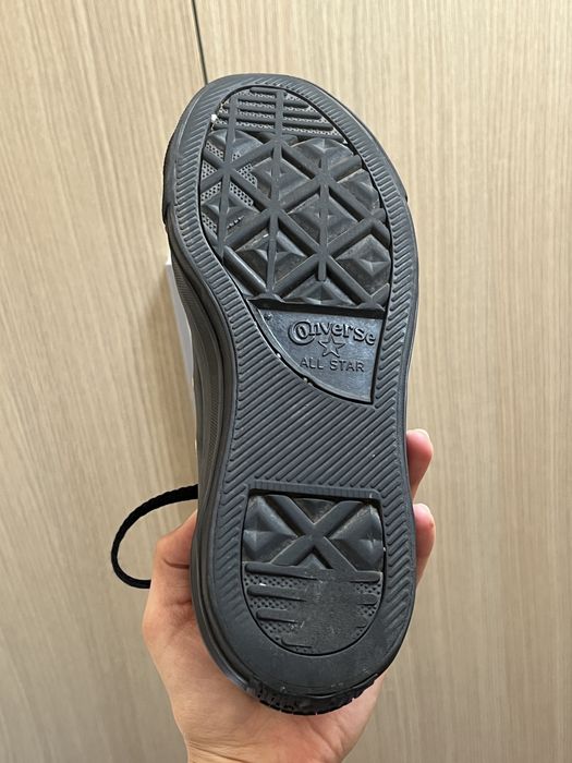 Converse teniși 'low', negri din piele vegană, accente aurii