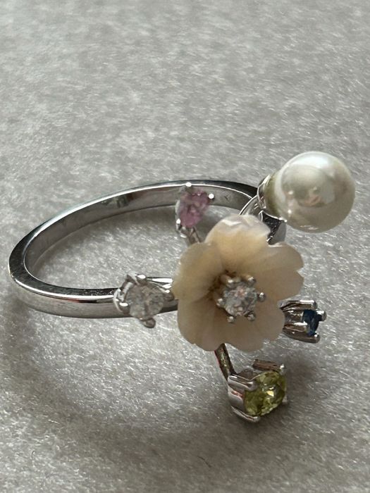 Много красив сребърен пръстен  със седефено цвете, перла и топази