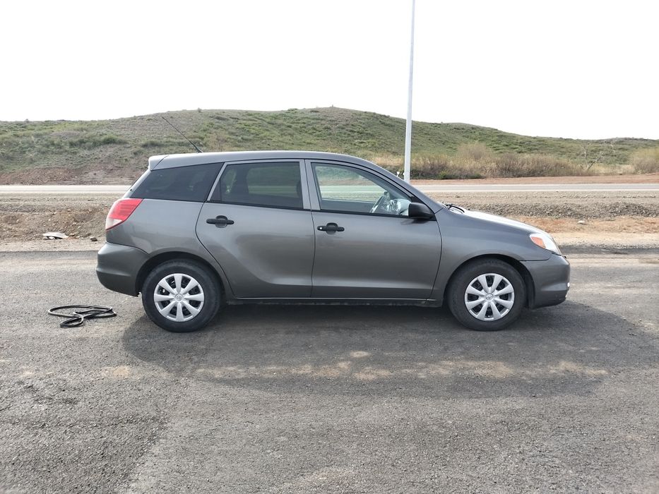 Toyota matrix 2004 года.