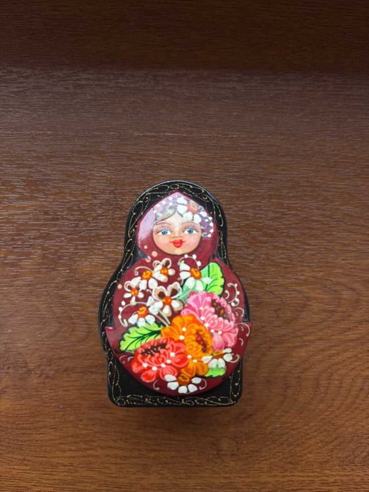 Cutie/cutiuță rusească/lemn/lucrată, pictată și lăcuită manual.
