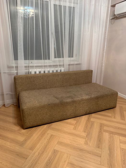 Отдам диван. Старый