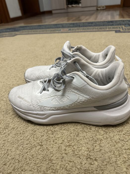 Продам  белые кроссовки