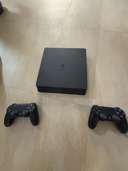 Playstation 4 slim de 1 tb , cu 2 controllere si 9 jocuri