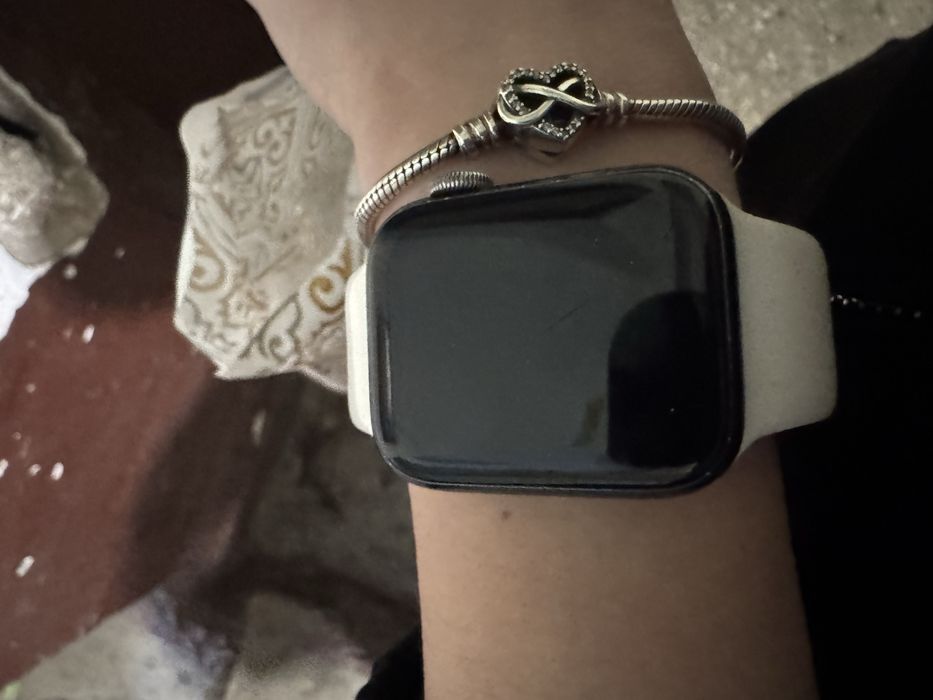 Продам часы Apple watch SE