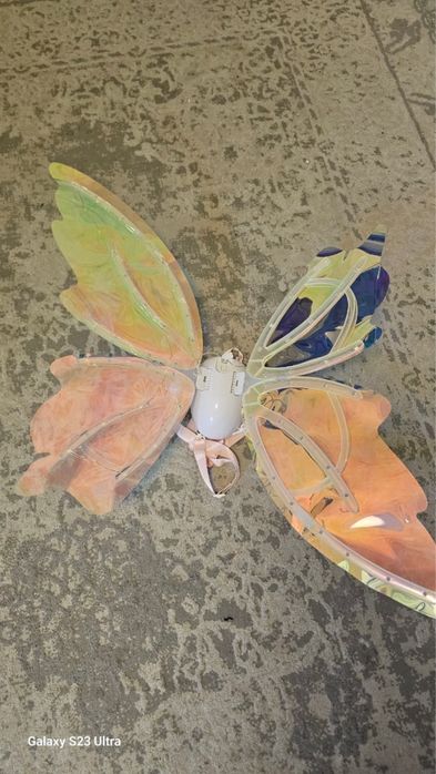 Крылья бабочки порхают и светятся