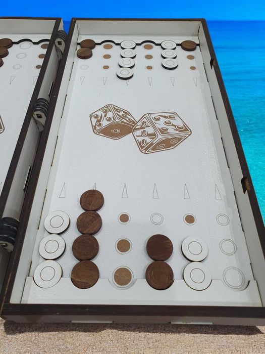 Ръчно изработена бяла табла от дърво с дизайн на зарове