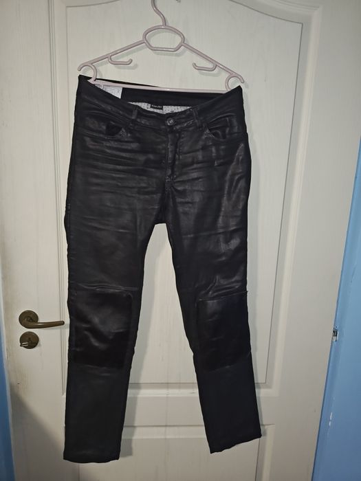 Blugi moto cu aspect piele negru ceruit