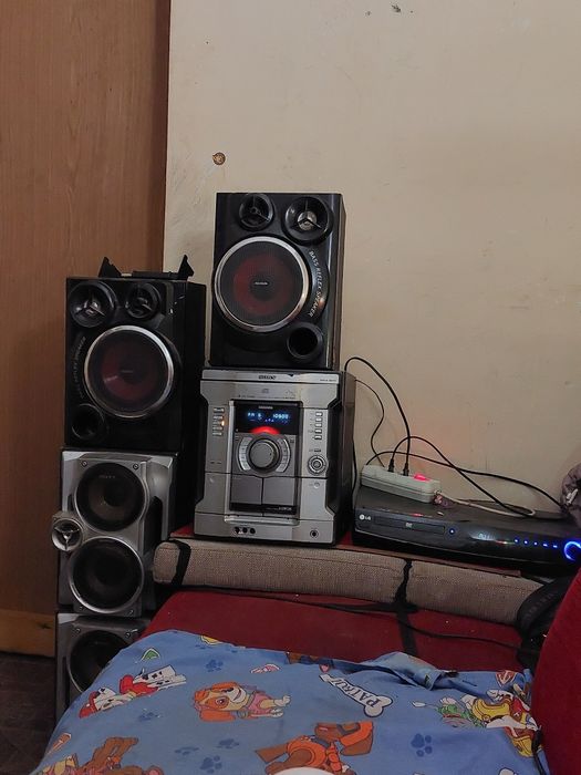 2 stații 4 boxe și un subwoofer