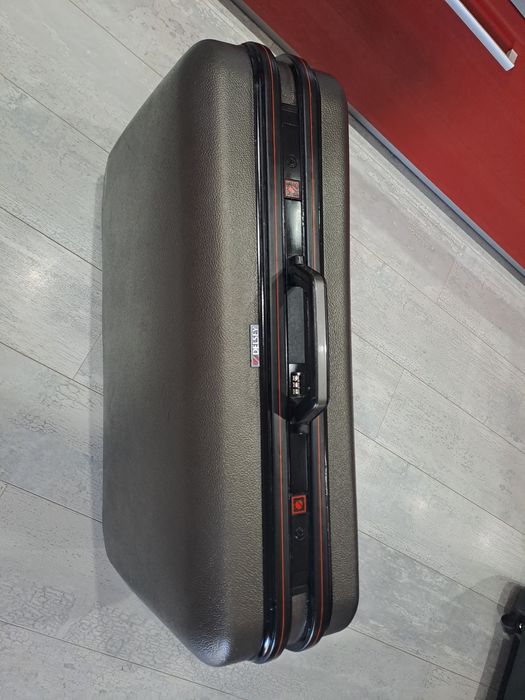 Френски твърд куфар DELSEY с колела и шифър