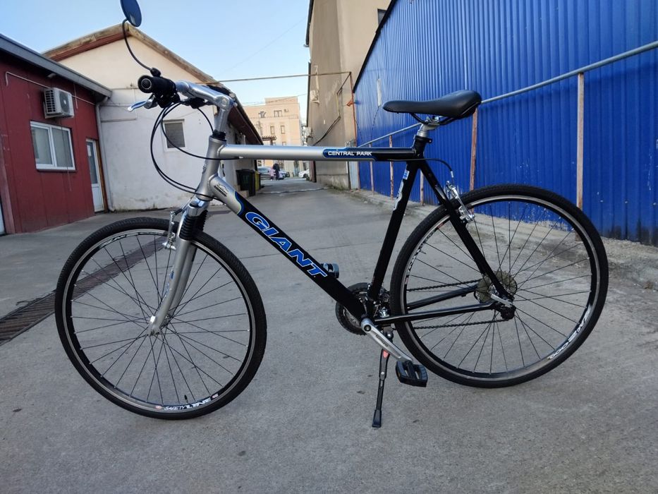 Vând bicicleta Giant din aluminiu pentru bărbați
