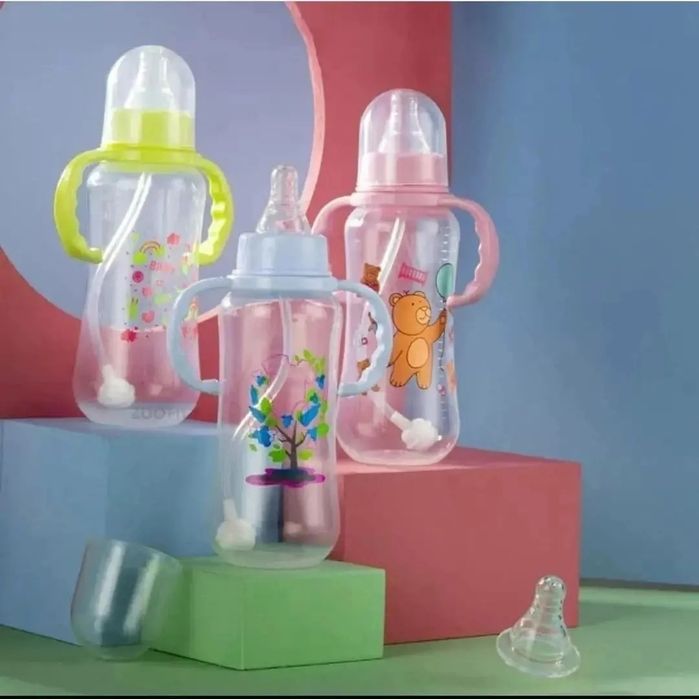 Бутылка с ложкой для кормления.