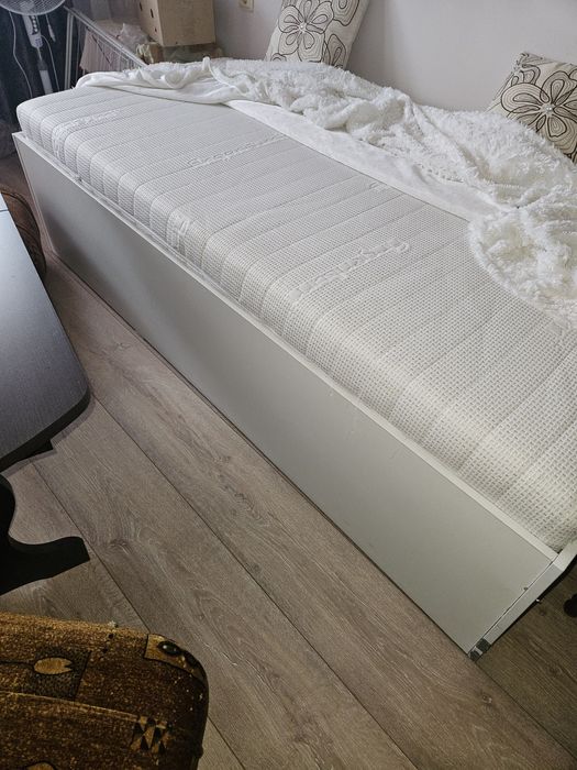 Продавам единично легло