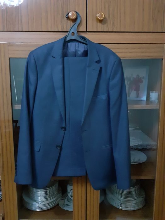 Мужской костюм продаётся