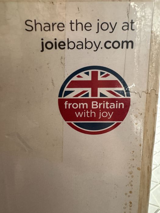 Манеж-кровать и детский стульчик Joie