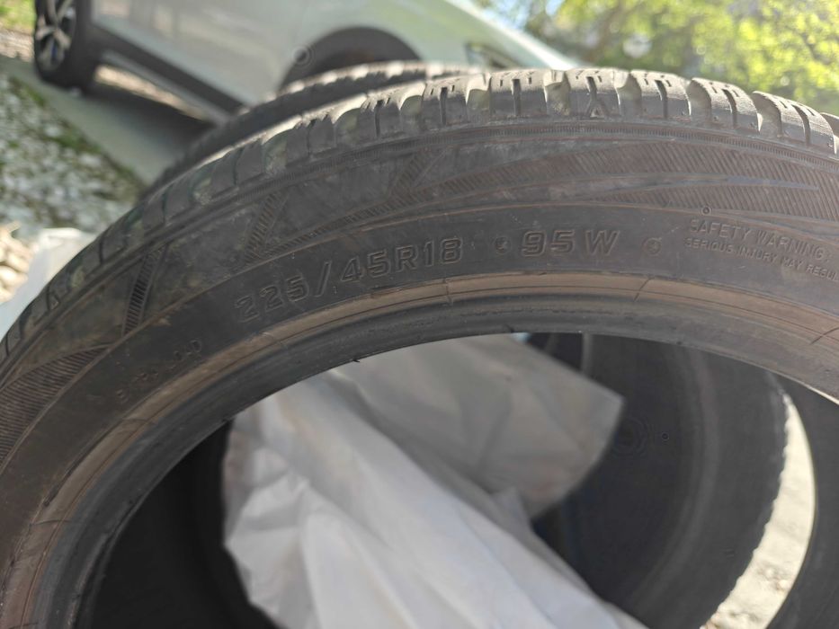 Set 4buc 255/40 225/45 R18 99W 85W XL Falken EuroWinter HS01 M+S iarna