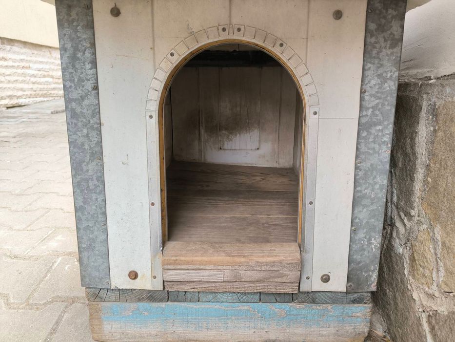 Солидна кучешка колиба от термопанели