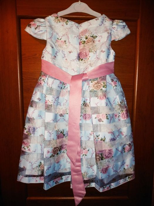 Продам платье. На 3-6 лет.