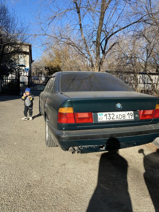 Машина бмв.