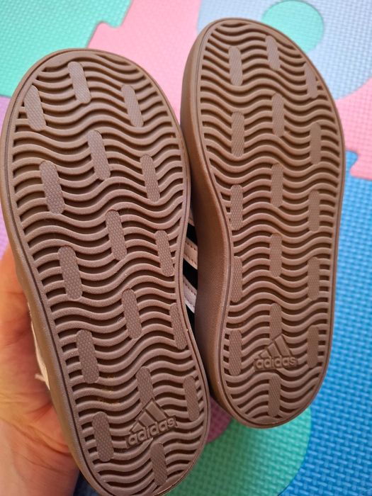 Adidasi de vanzare