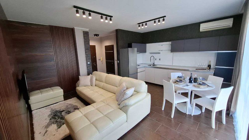 Стилен просторен тристаен апартамент в к-с „Одисей“