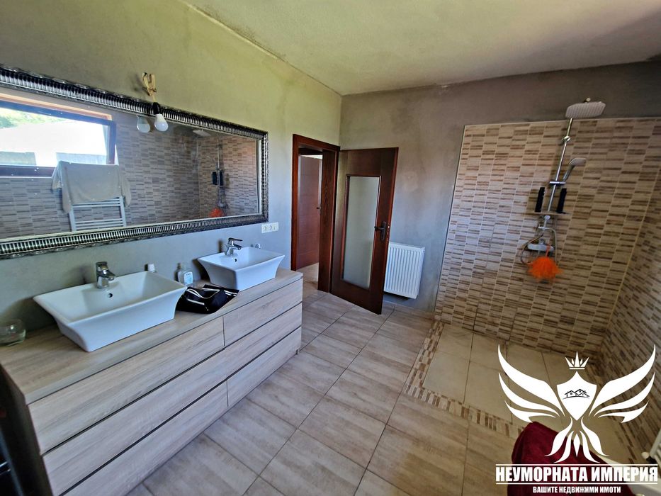 Едноетажна къща 183РЗП с голям двор 2300кв. в село Тополово